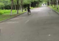小姐姐学骑共享单车视频,小姐姐共享单车学习记