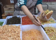 小姐姐摆摊卖糖饼视频,小姐姐糖饼摊，甜蜜诱惑引众人排队
