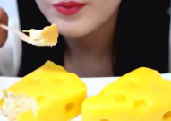 小姐姐吃牛奶芝士蛋糕,小姐姐独享牛奶芝士蛋糕的美味时光