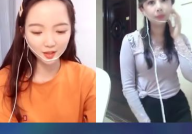 两个小姐姐同台pk,两位小姐姐同台竞技，精彩瞬间不容错过