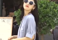 门口等小姐姐拍照的照片,美丽瞬间，定格永恒