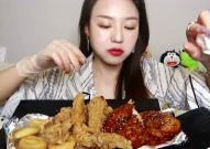 做饭的小姐姐吃炸鸡吗,揭秘做饭小姐姐的美食偏好