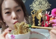 小姐姐吃火锅的头像真人,小姐姐的真实食相