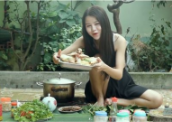 小姐姐做大盘鸡图片,小姐姐演绎家常美食的魅力瞬间