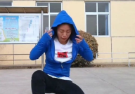 小姐姐单脚俯卧撑截图,小姐姐展现惊人平衡与力量