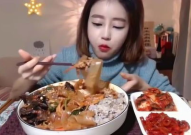 韩国小姐姐吃肥牛粉,韩国小姐姐的肥牛粉美食之旅